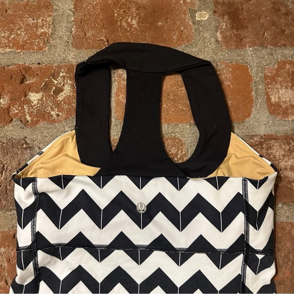 Lululemon Scoop Neck Tank in the "Arrow Chevron Polar Cream Black" pattern sz 6 - Picture 9 of 16